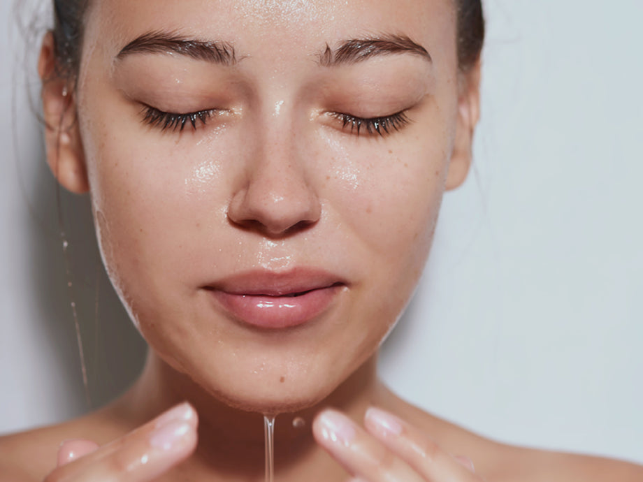 Woman rinsing her face Comfort Zone